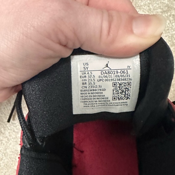Nike Jordan’s Black & Red 5Y- like new - Picture 4 of 4